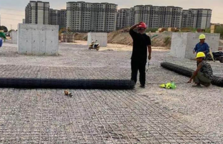 桐庐土工格栅铺设前地基要怎么处理？